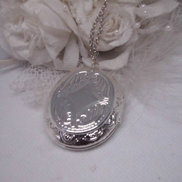 Locket Lavender & White Rose Cameo Locket Necklace - Picture 7 of 10